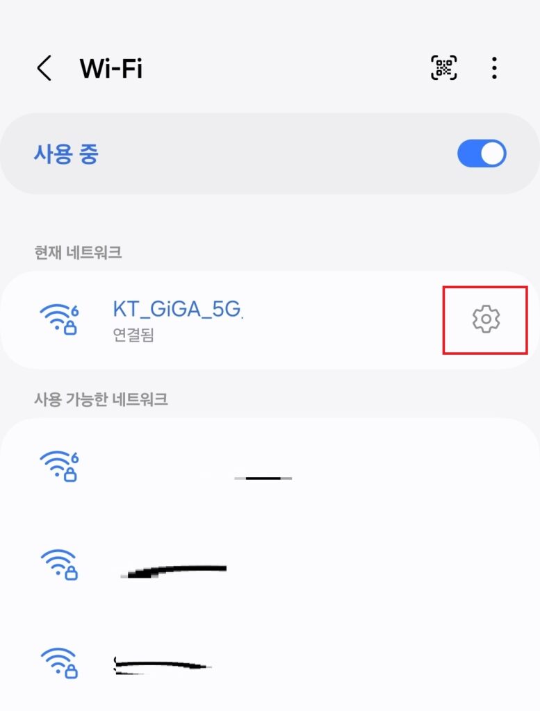 보통 사업장이 아닌 사무실이나 집에서 사용하는 와이파이의 경우 비밀번호를 설정해서 사용중일텐데요.
단순한 숫자로 설정해서 사용하시는 경우도 있겠지만, 상당히 복잡하거나, 남들에게 말하기 민망하신 경우도 있으실텐데요.
이럴 때는 qr코드를 이용하면 비교적 손 쉽게, 와이파이 비밀번호를 알려줄 수 있습니다.