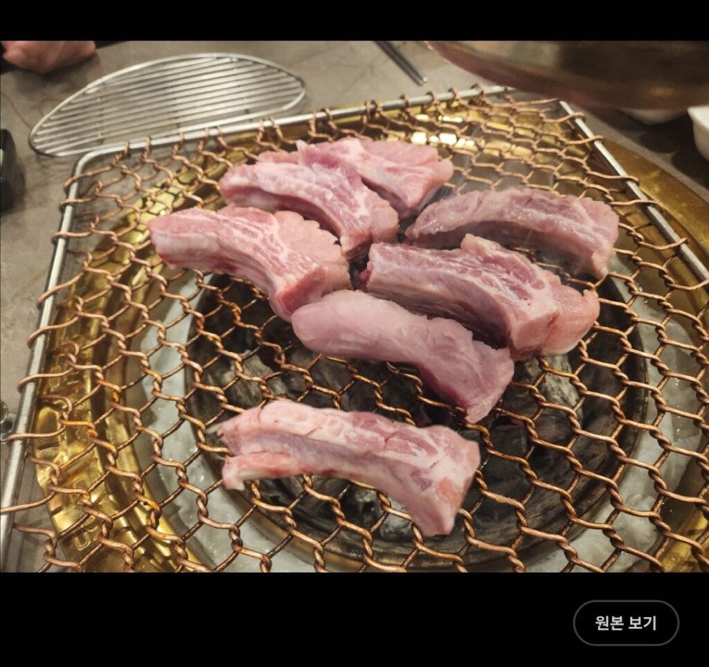 추가 팁:
자동 영역 선택: 일부 모델에서는 AI 지우개 실행 시 '자동 영역 선택' 기능을 켜고 원하는 부분을 터치하면 AI가 자동으로 대상을 인식하여 지우는 데 도움을 줍니다.
정확도 향상: 손으로 직접 그리는 방식이 자동으로 감지하는 것보다 더 정교한 결과를 얻을 수 있을 때도 있습니다. 확대하여 작업하면 더욱 세밀한 편집이 가능합니다.
미리보기: 편집 후 '실행 취소' 기능을 통해 원본과 비교해보고, 만족스러운 결과가 나올 때까지 여러 번 시도해볼 수 있습니다.
업데이트: 갤럭시 AI 지우개 기능은 One UI 업데이트를 통해 지속적으로 개선되고 있습니다. 최신 기능과 성능을 이용하려면 휴대폰 소프트웨어를 항상 최신 버전으로 유지하는 것이 좋습니다. (설정 > 소프트웨어 업데이트 > 다운로드 및 설치)
갤럭시 AI 지우개는 인공지능 기반의 강력한 편집 기능