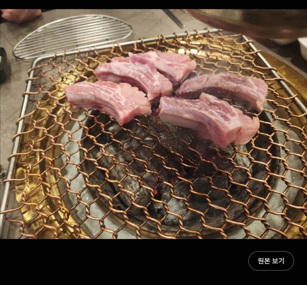추가 팁:
자동 영역 선택: 일부 모델에서는 AI 지우개 실행 시 '자동 영역 선택' 기능을 켜고 원하는 부분을 터치하면 AI가 자동으로 대상을 인식하여 지우는 데 도움을 줍니다.
정확도 향상: 손으로 직접 그리는 방식이 자동으로 감지하는 것보다 더 정교한 결과를 얻을 수 있을 때도 있습니다. 확대하여 작업하면 더욱 세밀한 편집이 가능합니다.
미리보기: 편집 후 '실행 취소' 기능을 통해 원본과 비교해보고, 만족스러운 결과가 나올 때까지 여러 번 시도해볼 수 있습니다.
업데이트: 갤럭시 AI 지우개 기능은 One UI 업데이트를 통해 지속적으로 개선되고 있습니다. 최신 기능과 성능을 이용하려면 휴대폰 소프트웨어를 항상 최신 버전으로 유지하는 것이 좋습니다. (설정 > 소프트웨어 업데이트 > 다운로드 및 설치)
갤럭시 AI 지우개는 인공지능 기반의 강력한 편집 기능