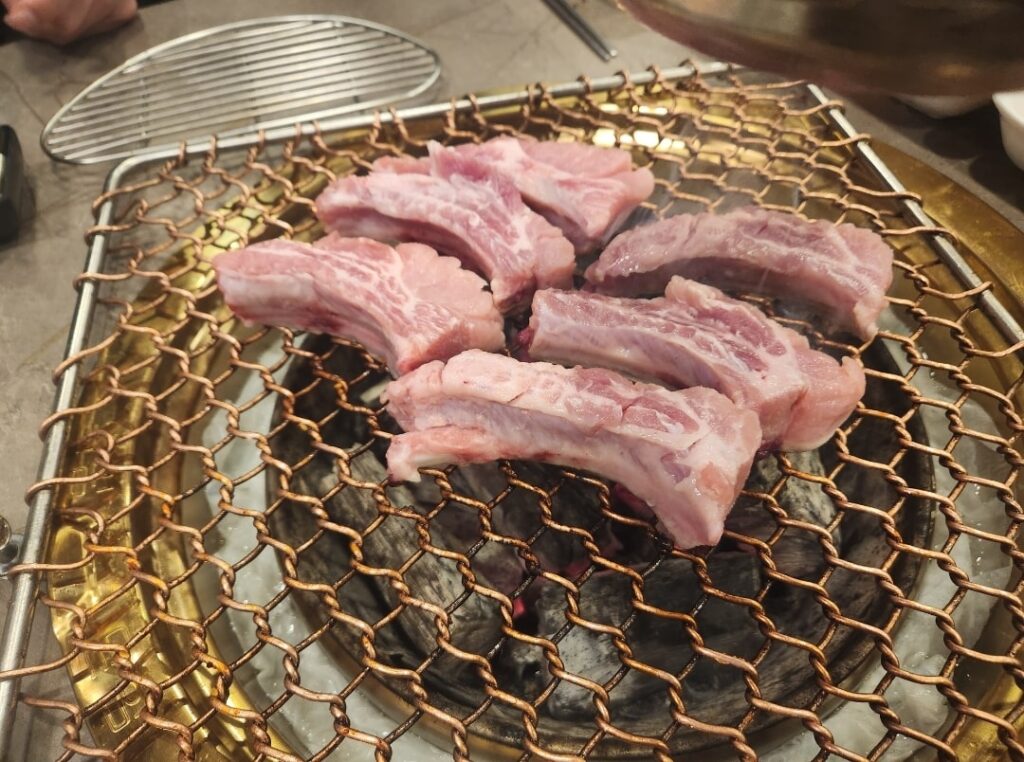 초창기 ai 지우개 기능은 사물이나 배경을 지우면 뭉개지는 경우도 많았는데, 이제는 복잡한 배경도 신경써서 보지 않으면 구별이 어려워 졌는데요.
오늘 포스팅에서는 갤럭시 휴대폰 갤러리에서 사진 속의 사물, 인물, 배경 등을 지워주는 ai 지우개 기능에 대해 소개해보도록 하겠습니다.