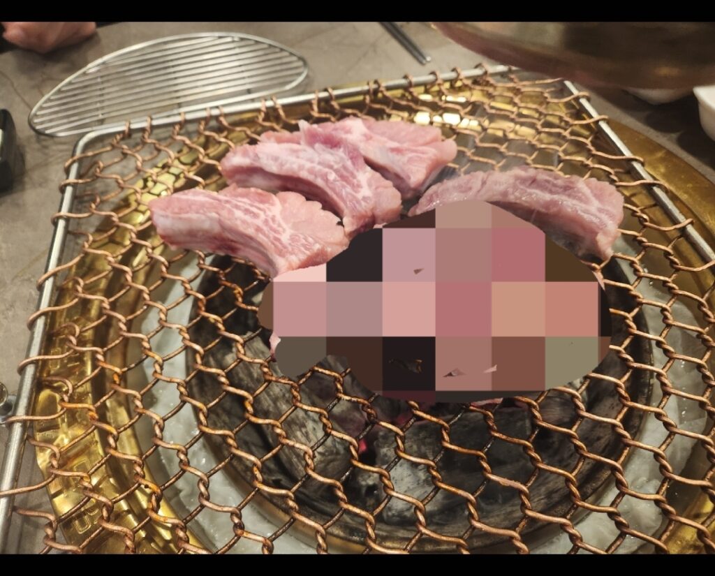 이전 포스팅에서 개체 지우기(특정 인물이나 사진 지우기) 기능에 대해 소개해 드렸는데요, 오늘 포스팅에서는 모자이크 기능과 스티커 붙이기 기능에 대해 소개해보도록 하겠습니다.