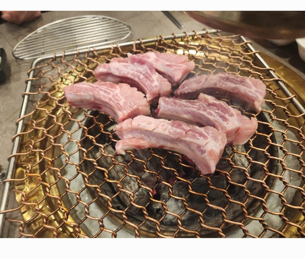 갤럭시 휴대폰 갤러리에서
ai 지우개
모자이크, 스티커 붙이기
기능을 사용하는 방법에 대해 소개해드렸는데요.
오늘 포스팅에서는 갤럭시 휴대폰 사진첩 부분 색칠에 대해 소개해보도록 하겠습니다.